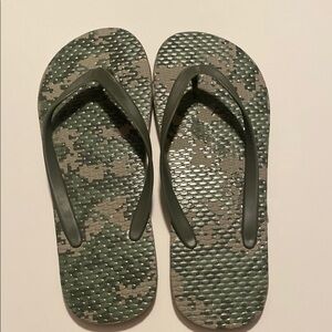 Gap Men’s Camouflage Flip Flops Size 10-11
